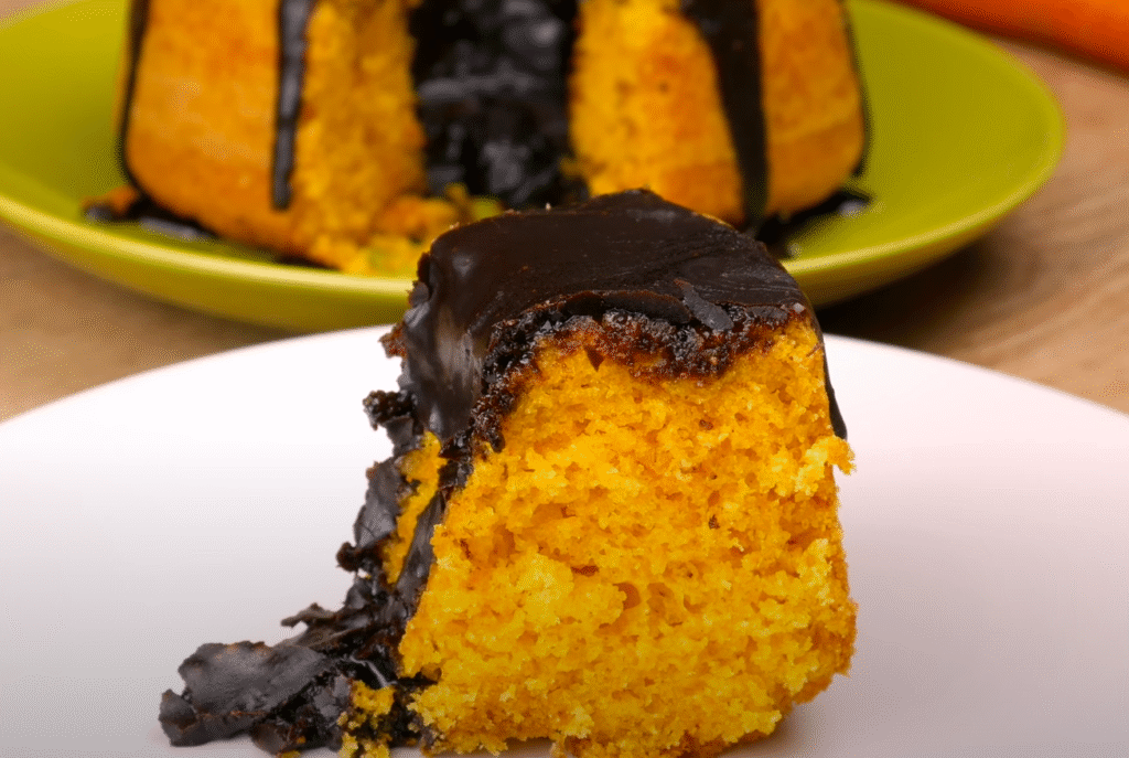 Bolo de Cenoura com cobertura de Chocolate